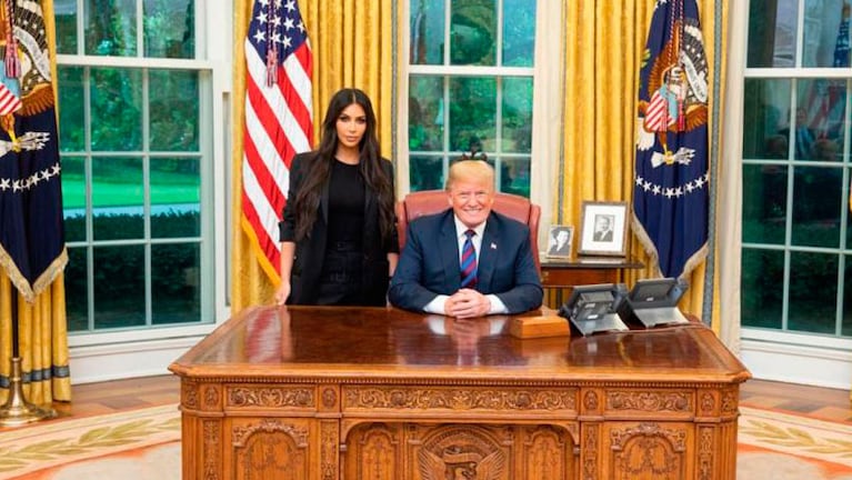 Kim Kardashian posó al lado de Donald Trump en el Despacho Oval.