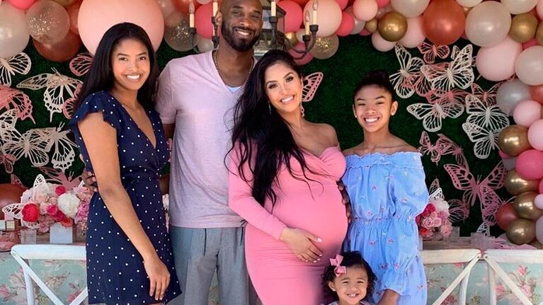 Kobe, su esposa Vanessa, embarazada de Capri, y sus tres hijas.