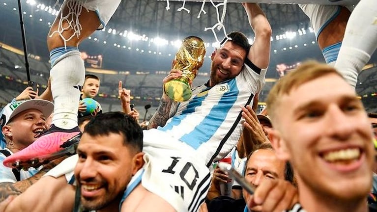 Kun Agüero festejó con Messi y la Selección el triunfo en el Mundial.