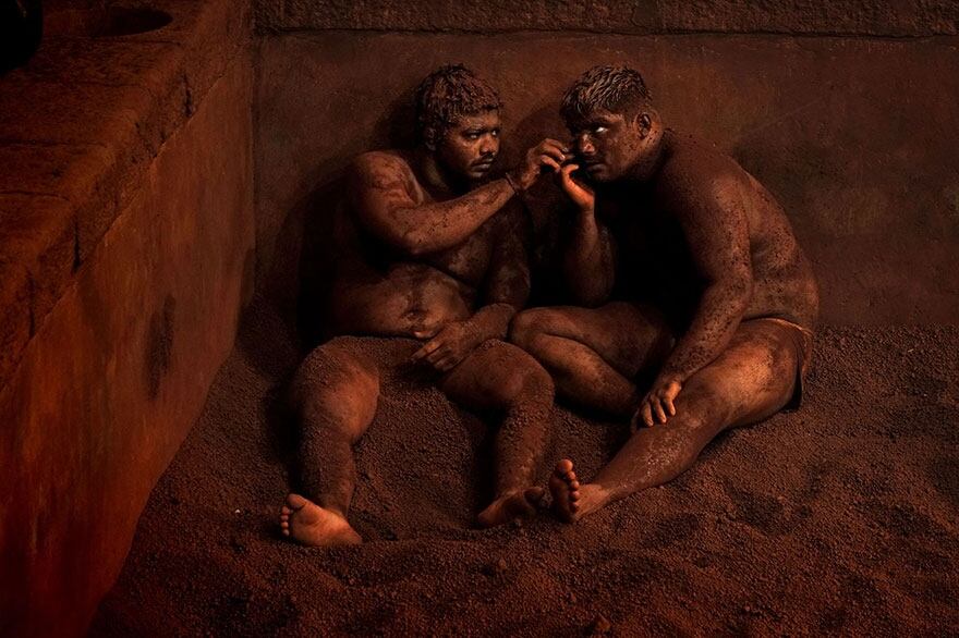 "Kushti" lucha libre en la India. Foto de Alain Schroeder. Pozo de barro, sal y limón.