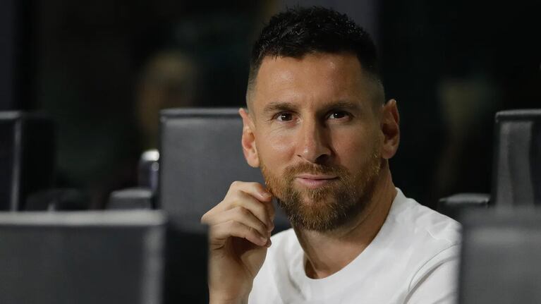 l crack acompañó a sus hijos desde la tribuna, en modo hincha.