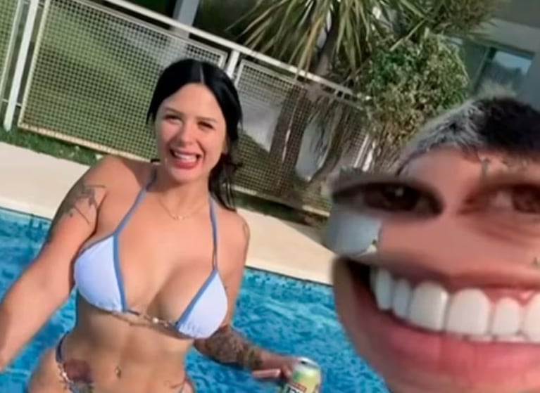 L-Gante eligió la pileta de su casa nueva para mostrar a su flamante pareja.