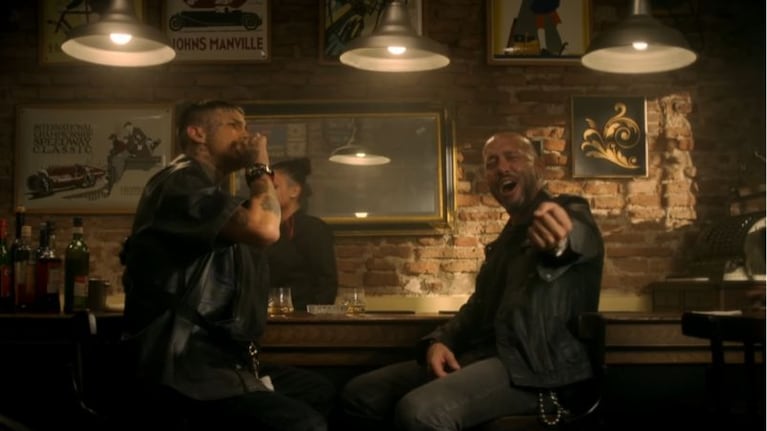 L-gante junto a Diego Granade en el nuevo videoclip juntos.