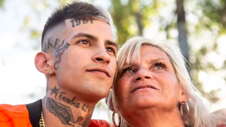 L-Gante junto a su mamá, Claudia Valenzuela.