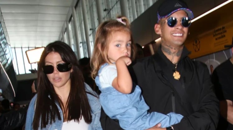 L-Gante, su hija Jamaica y Wanda Nara en el aeropuerto de Ezeiza.