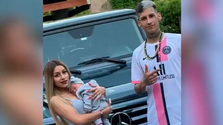 L-Gante y Tamara Báez cometieron una infracción de tránsito con su beba.