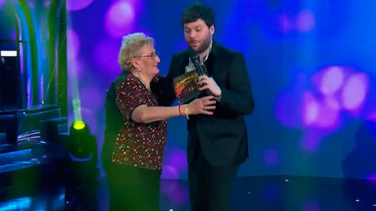 La abuela Chispita sacó a bailar a Guido.