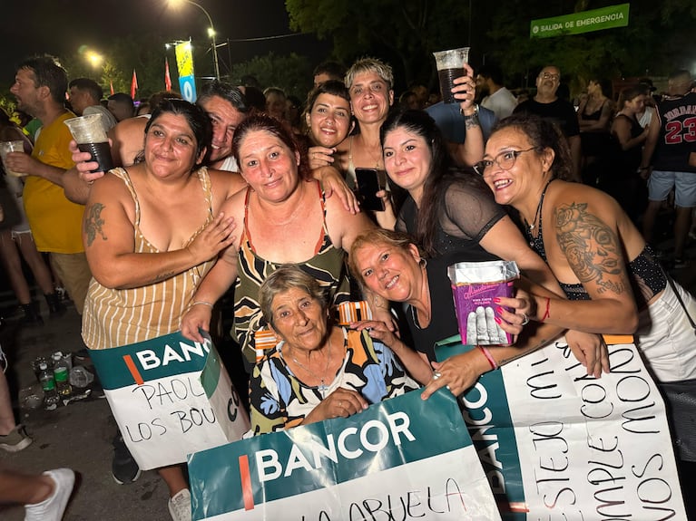 La abuela disfrutando el baile con su familia.