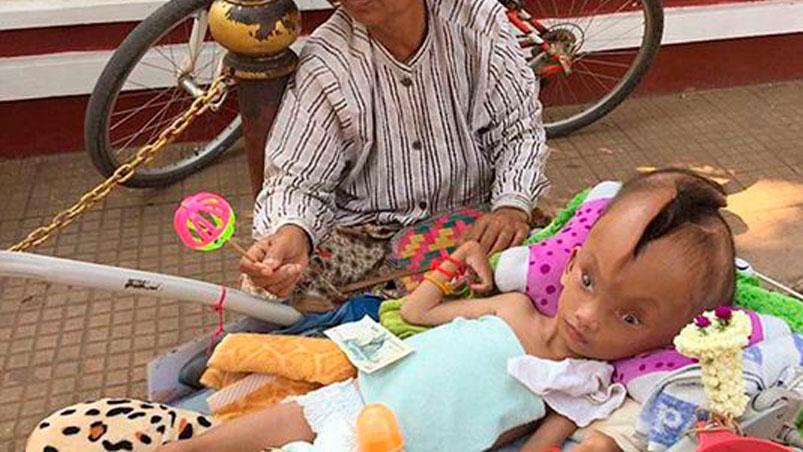 La abuela y el pequeño de seis años en las calles de Camboya.