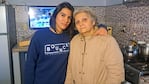 La abuela y su hija tras recibir el alta médica. Foto: Juan Pablo Lavisse/ElDoce. 