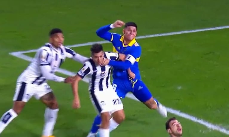 La acción polémica de Marcos Rojo que Dóvalo no sancionó en 2022.