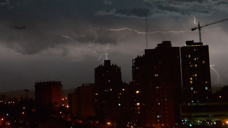 La actividad eléctrica, amenazante en el cielo cordobés. Foto: Archivo ElDoce.tv