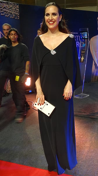 La actriz Julieta Díaz, sobria y trendy con su vestido negro de Carolina Müller.