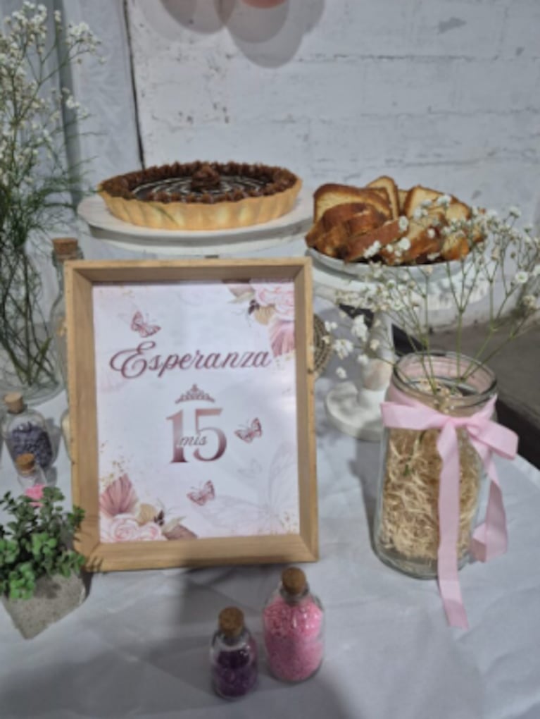 La adolescente tuvo su fiesta de 15 con ayuda de los vecinos.
