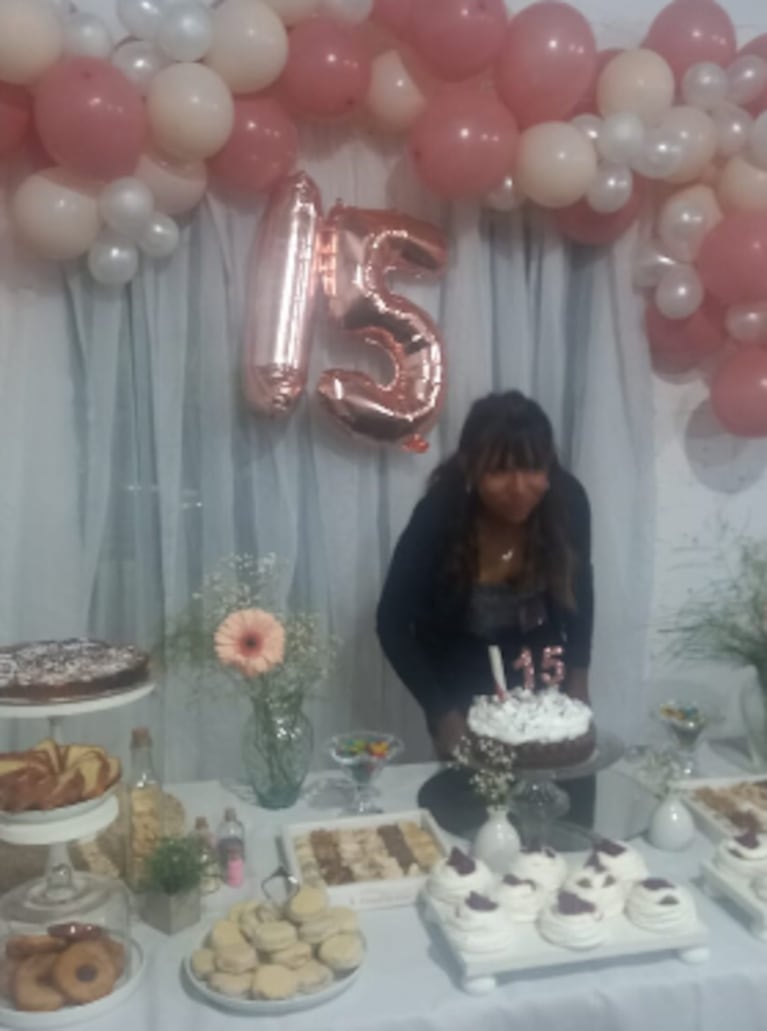La adolescente tuvo su fiesta de 15 con ayuda de los vecinos.