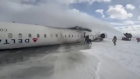 La aeronave quedó dada vuelta luego del aterrizaje forzoso.