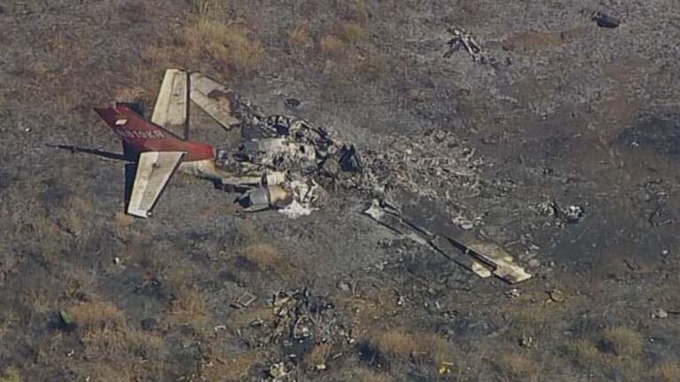 La aeronave quedó destrozada en un campo fangoso del norte de la ciudad.