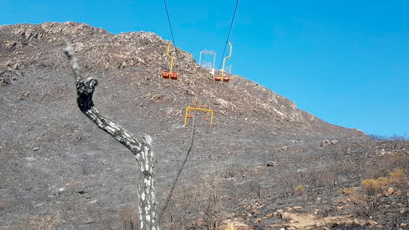 La aerosilla, en medio de un paisaje gris en el cerro Pan de Azúcar. Foto: Sebastian Pfaffen / El Doce