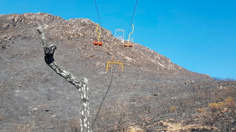 La aerosilla, en medio de un paisaje gris en el cerro Pan de Azúcar. Foto: Sebastian Pfaffen / El Doce