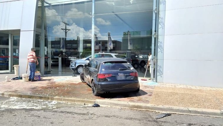 La agencia sufrió la rotura de cristales en una de las vidrieras frontales. Foto: Cadena 3.