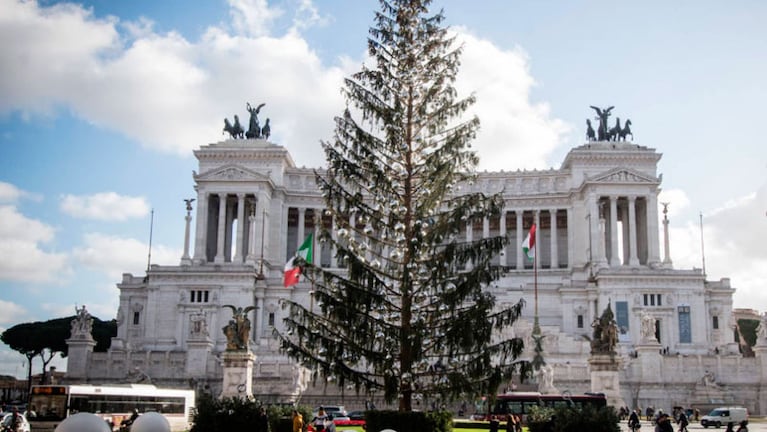 La agonía del árbol navideño oficial de Roma generó una oleada de burlas en la web.