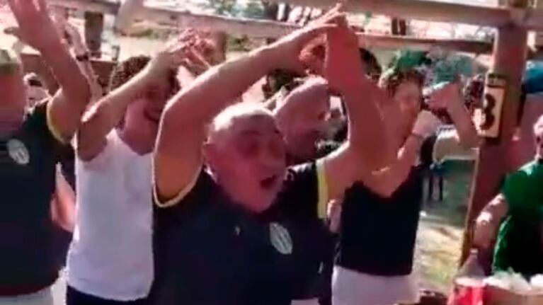 La alegría de "Graduados" bailando La Konga.