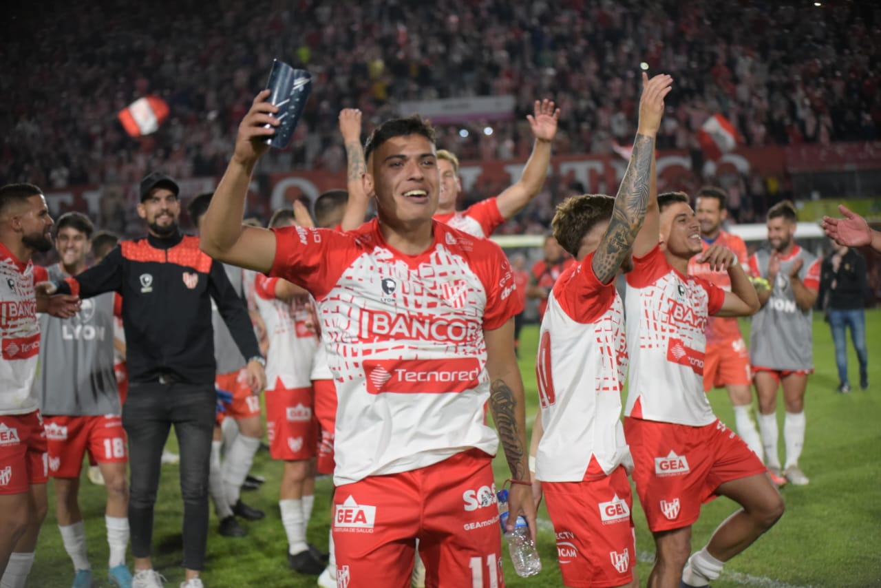 La alegría de los jugadores de Instituto, que sueña con el ascenso. Foto: Lucio Casalla/El Doce.