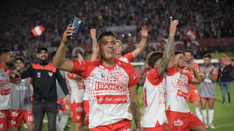 La alegría de los jugadores de Instituto, que sueña con el ascenso. Foto: Lucio Casalla/El Doce.