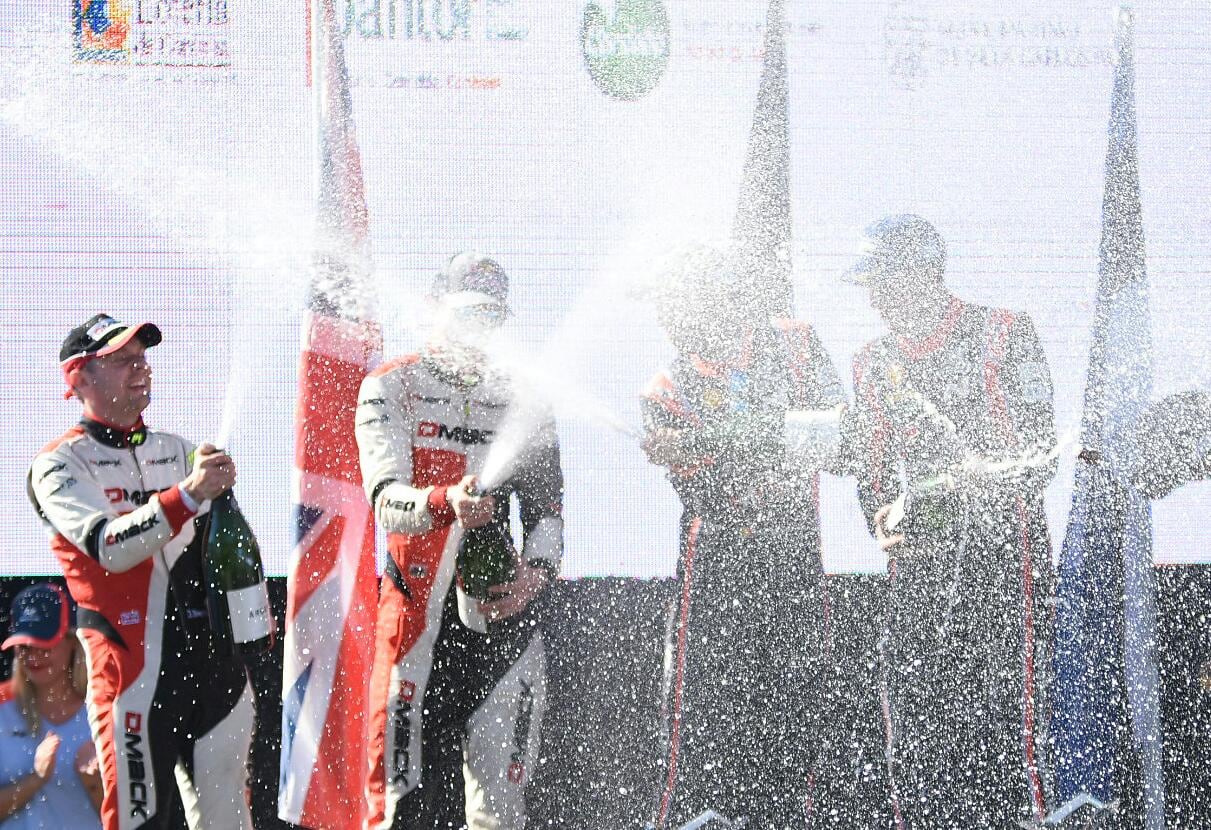 La alegría de Neuville y el equipo Hyundai. Foto: Lucio Casalla.