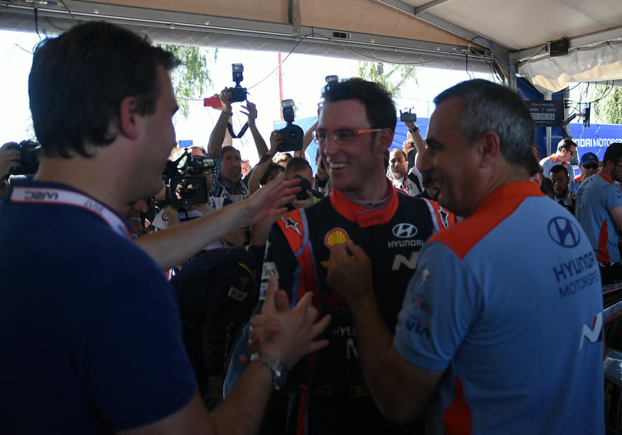 La alegría de Neuville y el equipo Hyundai. Foto: Lucio Casalla.