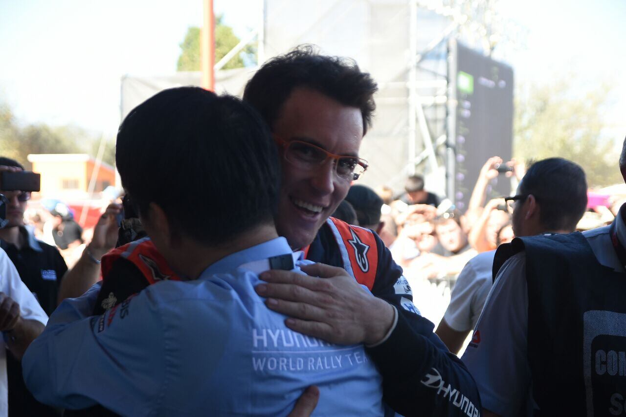 La alegría de Neuville y el equipo Hyundai. Foto: Lucio Casalla.