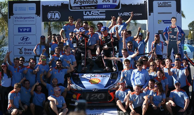 La alegría de Neuville y el equipo Hyundai. Foto: Lucio Casalla.