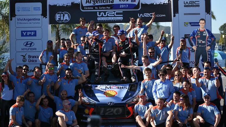 La alegría de Neuville y el equipo Hyundai. Foto: Lucio Casalla.