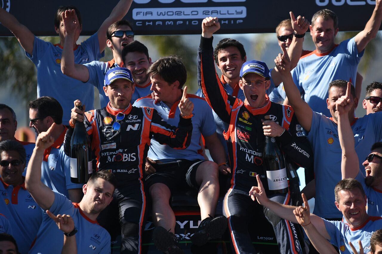 La alegría de Neuville y el equipo Hyundai. Foto: Lucio Casalla.