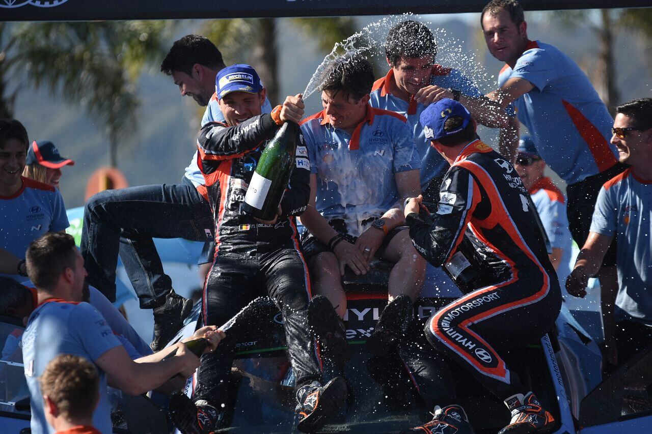 La alegría de Neuville y el equipo Hyundai. Foto: Lucio Casalla.