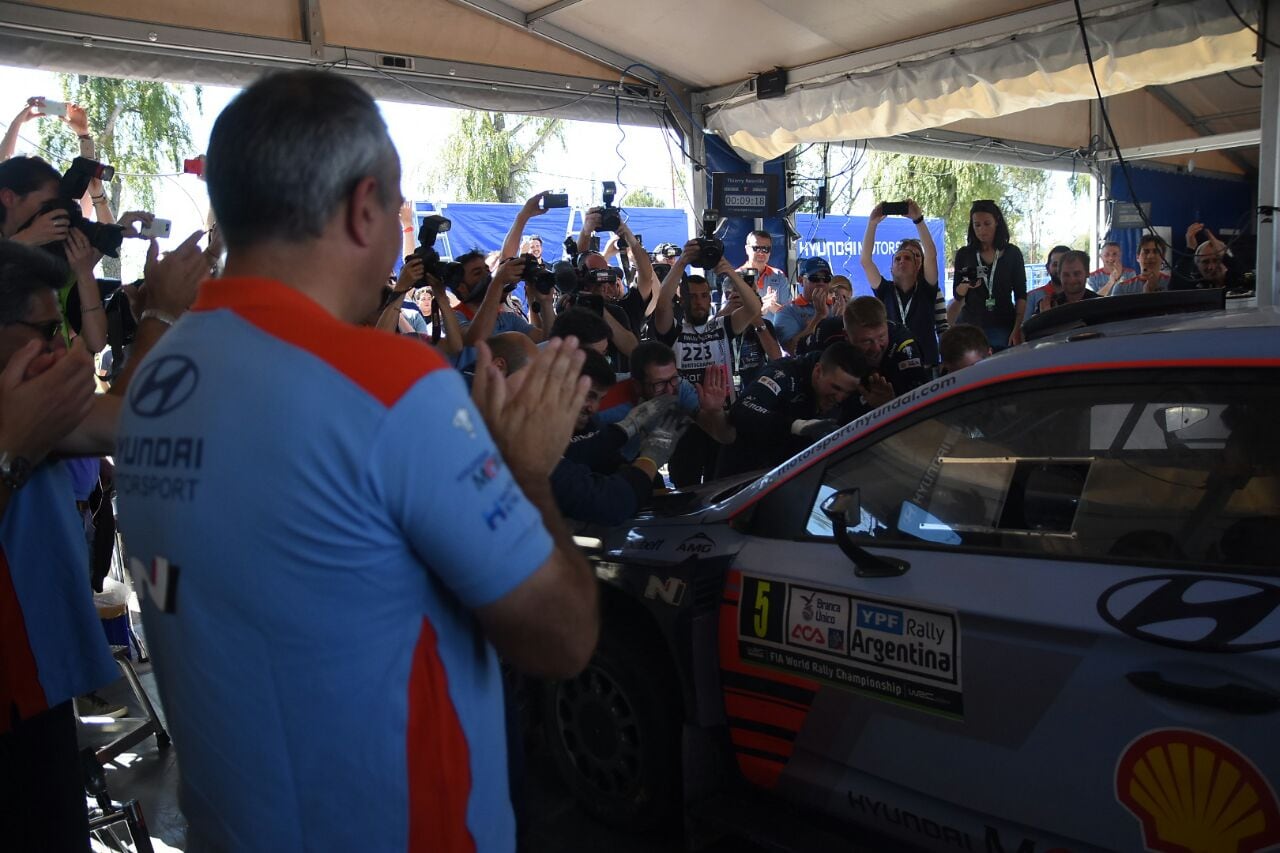 La alegría de Neuville y el equipo Hyundai. Foto: Lucio Casalla.