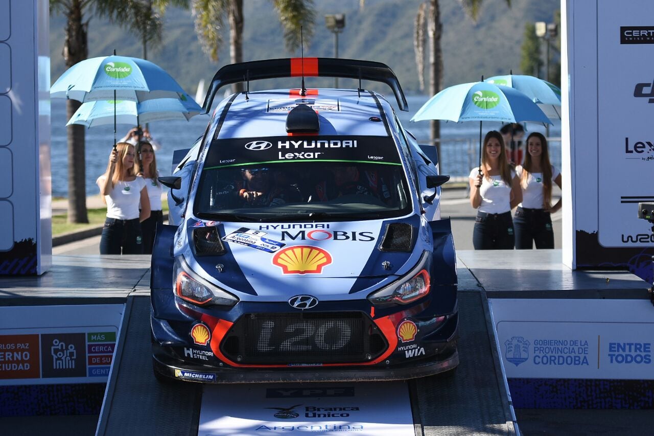 La alegría de Neuville y el equipo Hyundai. Foto: Lucio Casalla.