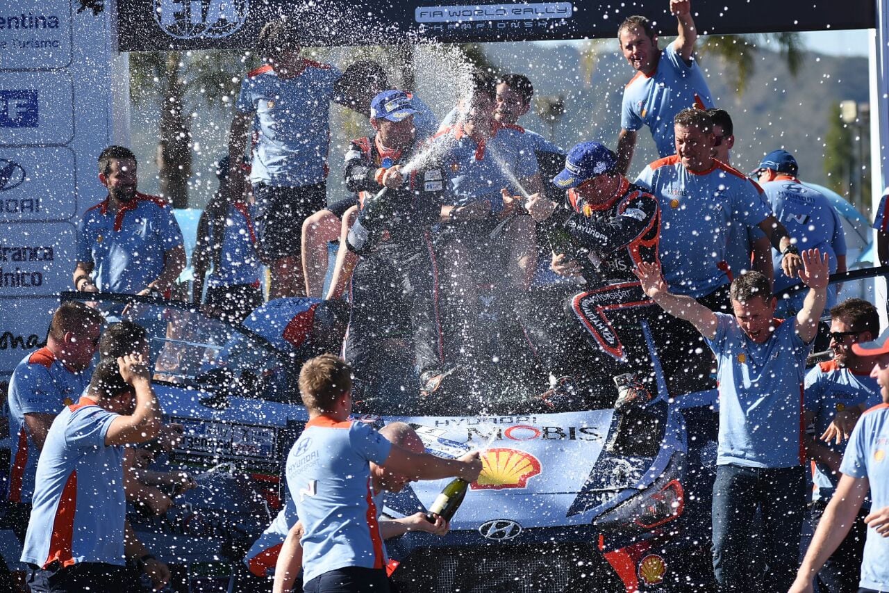 La alegría de Neuville y el equipo Hyundai. Foto: Lucio Casalla.