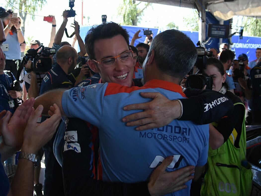 La alegría de Neuville y el equipo Hyundai. Foto: Lucio Casalla.