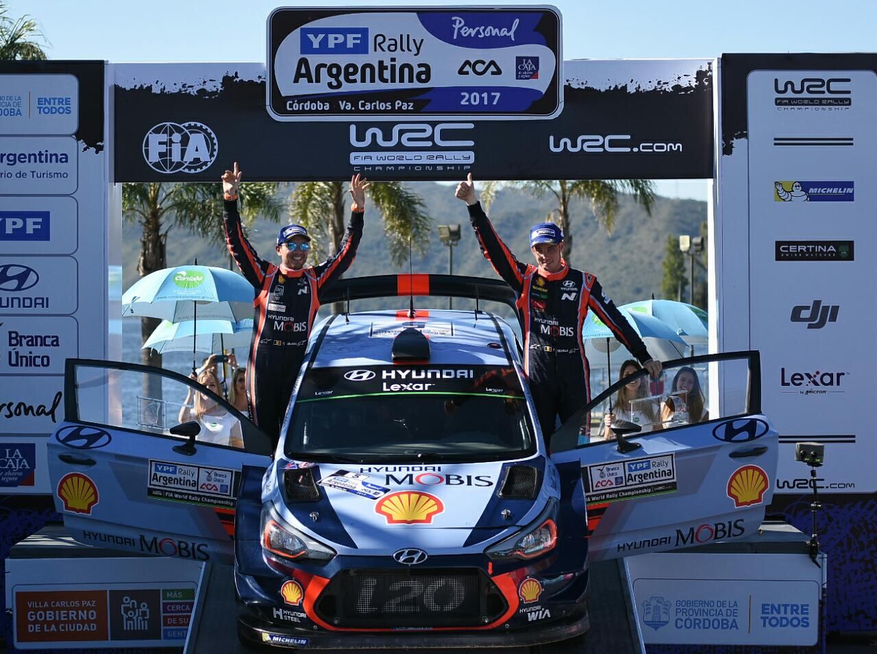 La alegría de Neuville y el equipo Hyundai. Foto: Lucio Casalla.