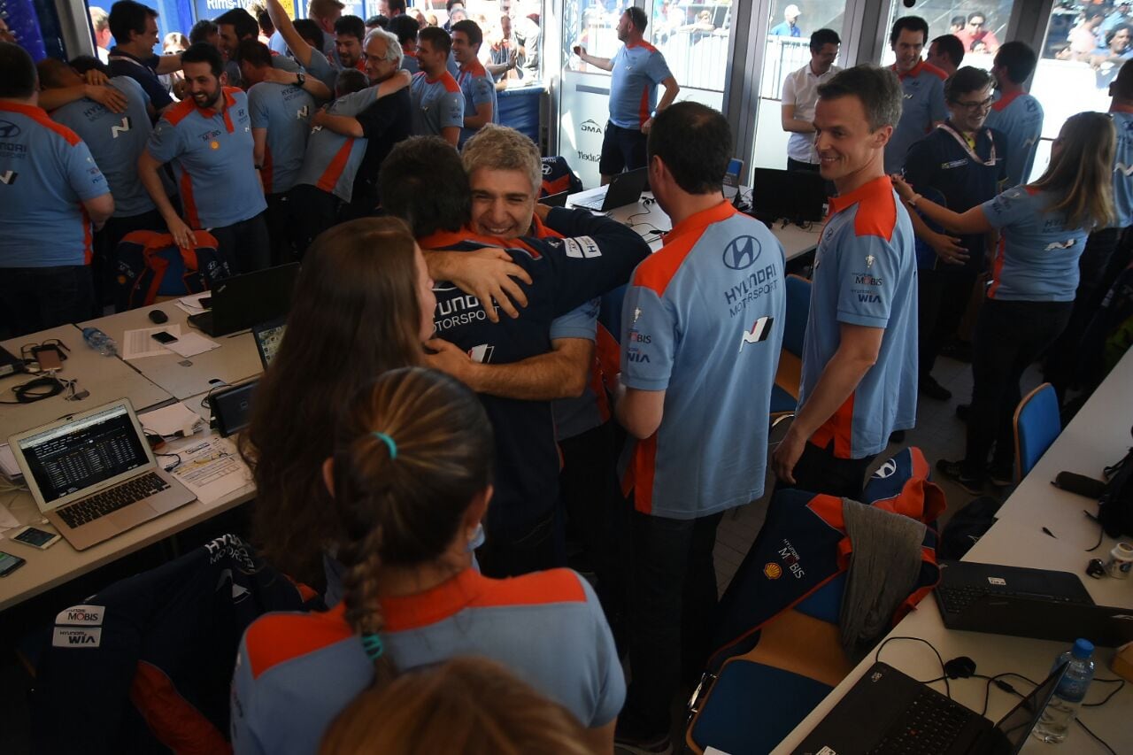 La alegría del equipo Hyundai y el sufrimiento de Ford. Foto: Lucio Casalla.