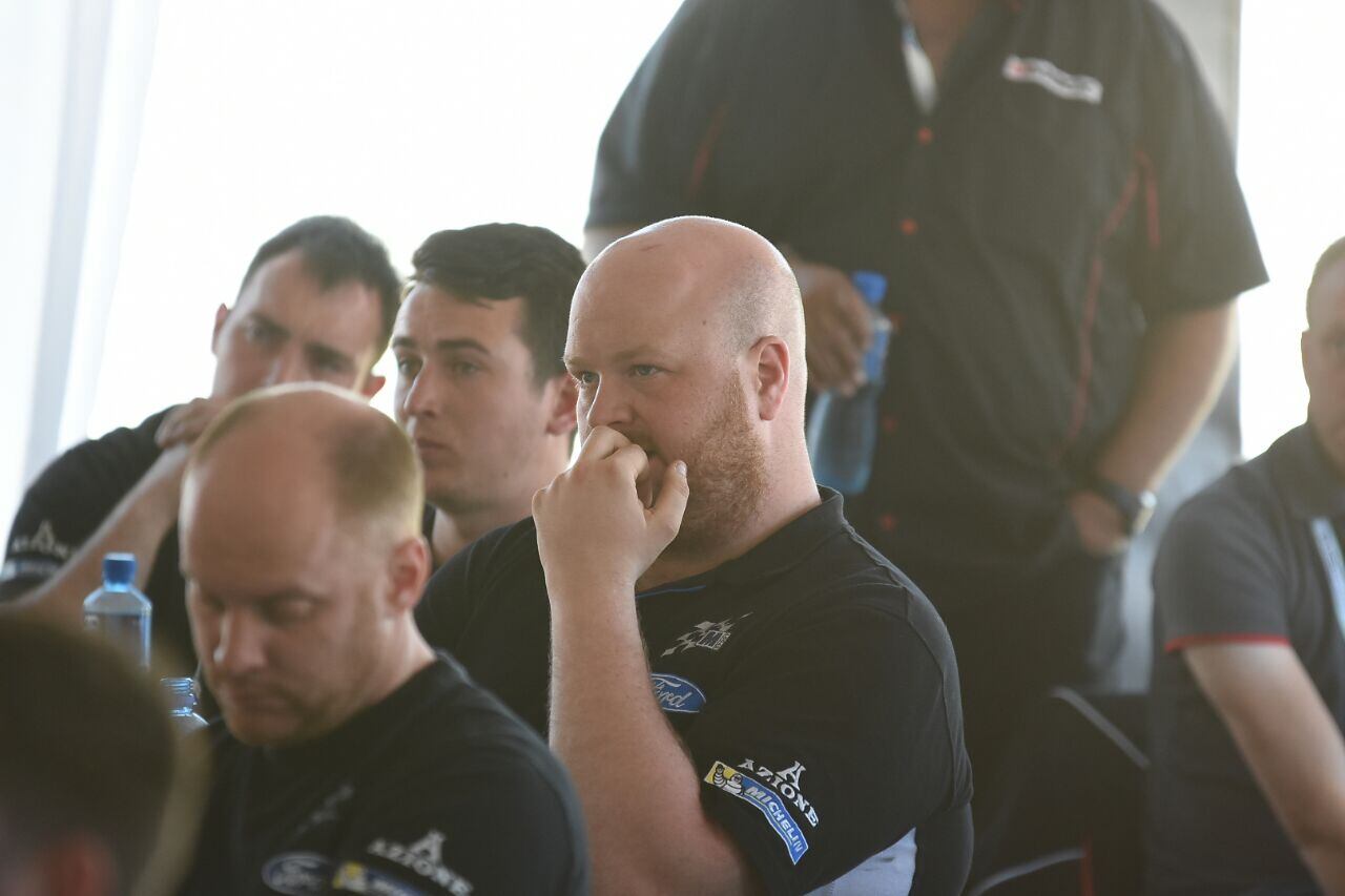 La alegría del equipo Hyundai y el sufrimiento de Ford. Foto: Lucio Casalla.