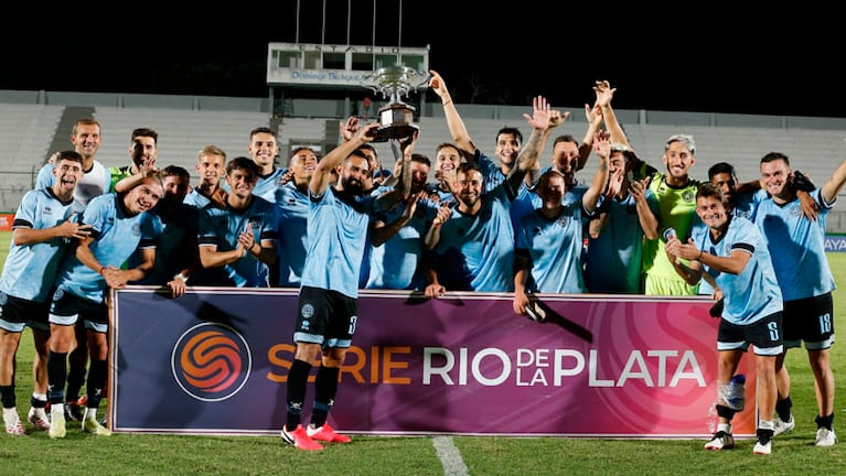 La alegría del plantel de Belgrano en Uruguay. Foto: Prensa Belgrano.