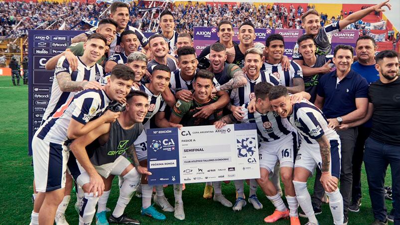 La alegría del plantel matador en Chaco. Foto: Prensa Talleres.