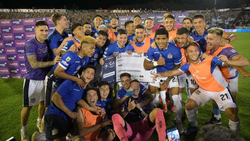 La alegría del plantel matador por el pase a la final. Foto: Lucio Casalla/El Doce.