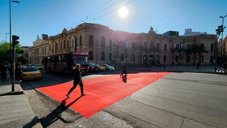 La "alfombra roja" frente al Patio Olmos: qué significa el nuevo cruce peatonal en Córdoba