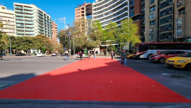 La "alfombra roja" frente al Patio Olmos: qué significa el nuevo cruce peatonal en Córdoba