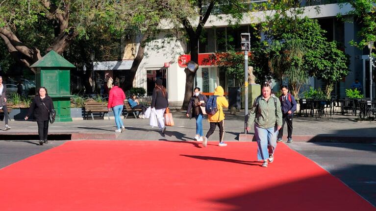 La "alfombra roja" que sorprendió a la ciudad de Córdoba. Foto: Francisco Arias/El Doce.