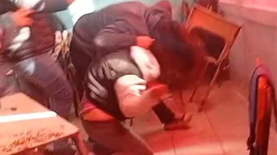 La alumna terminó en el hospital con varios cortes.