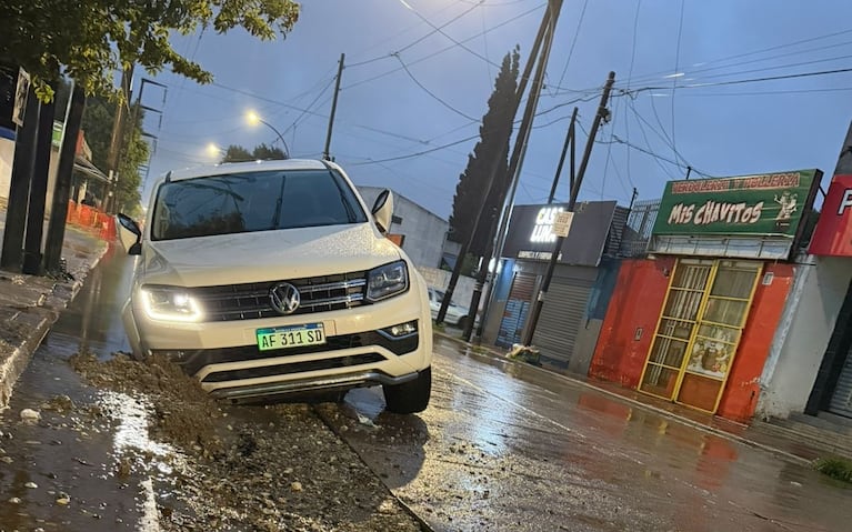 La Amarok quedó enterrada en el pavimento que cedió.